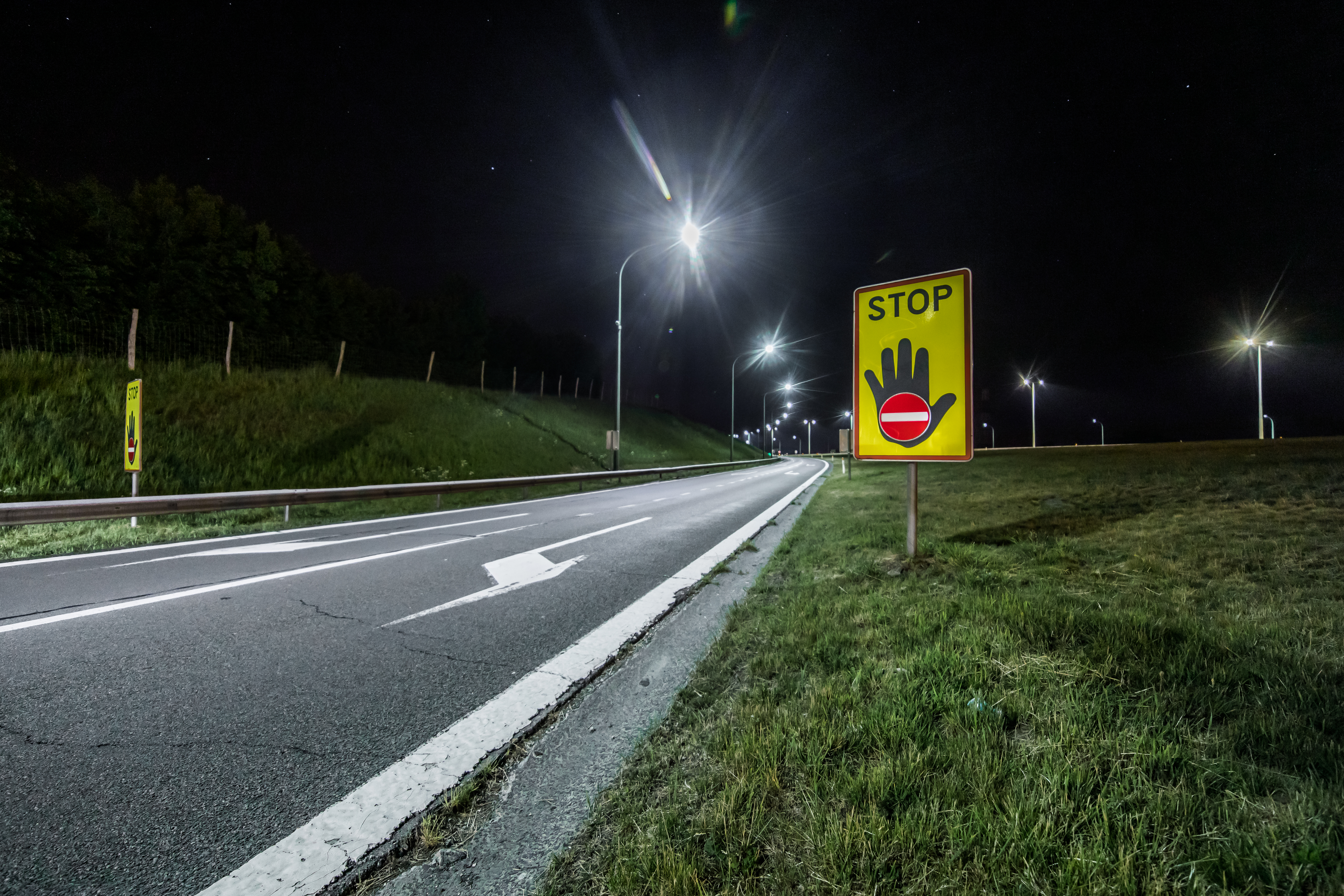 Un éclairage clignotant destiné à alerter de la présence de conducteurs fantômes sur les bretelles de sortie des autoroutes wallonnes